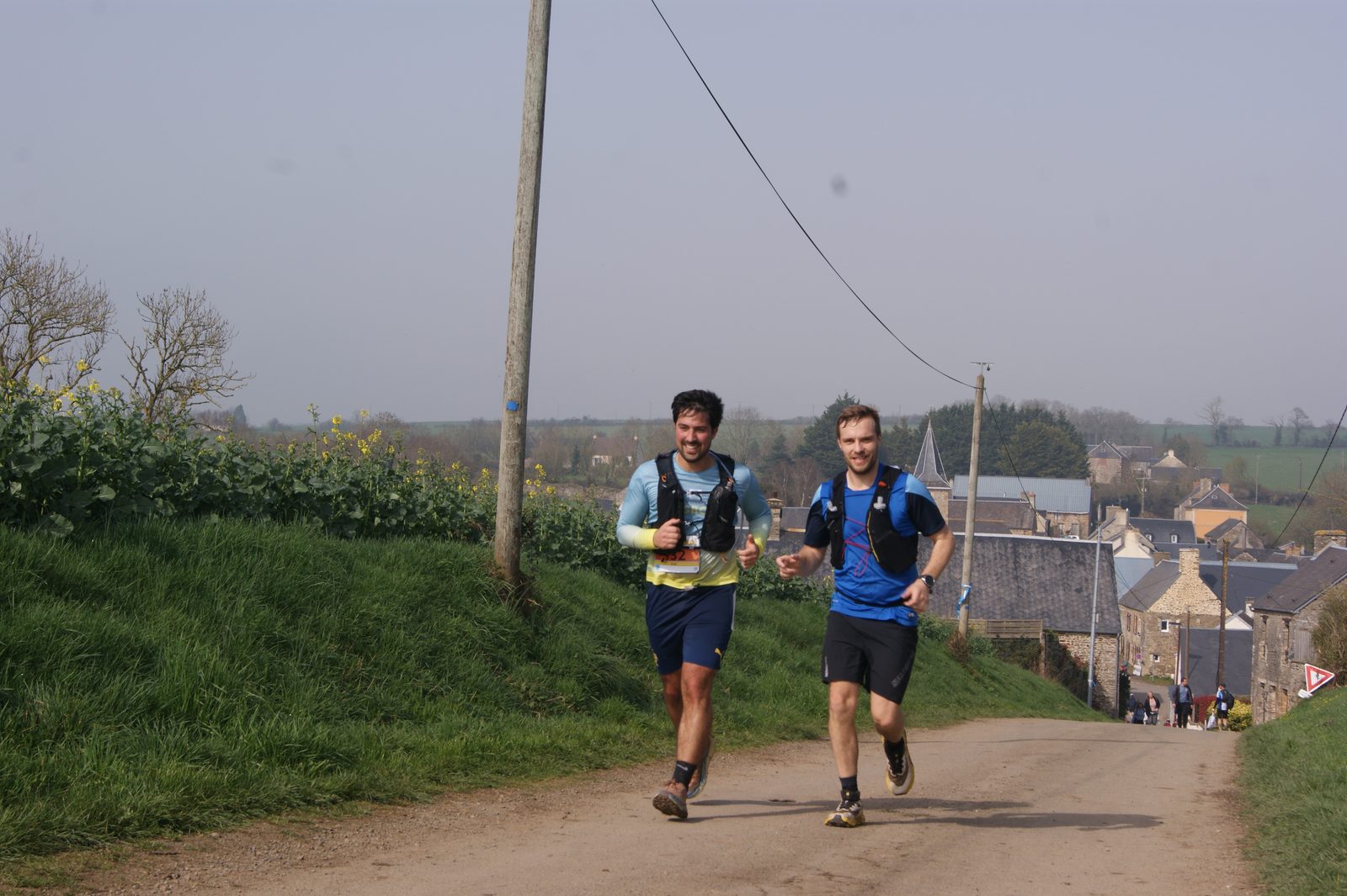 Coureurs de trail en forêt